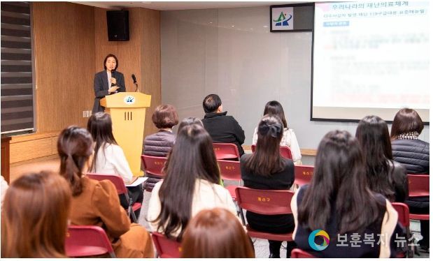 지난13일 용산구보건소 직원들이 국립중앙의료원 차명일 응급의료실장으로부터 재난응급의료 매뉴얼 교육을 받고 있다