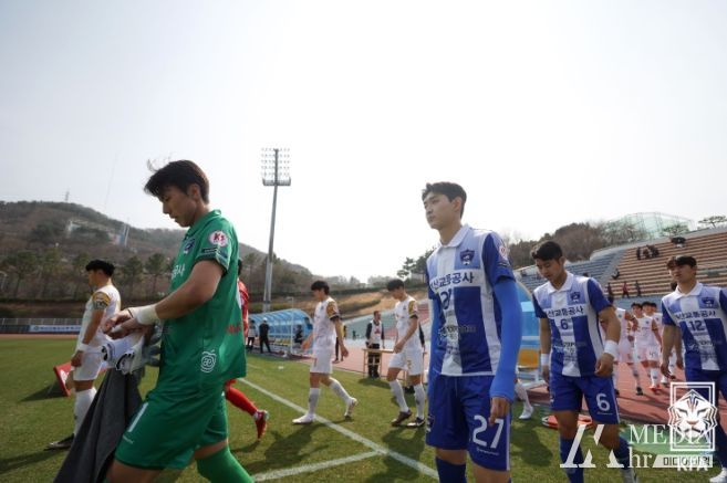 부산교통공사축구단과 춘천시민축구단 선수들이 경기 전 입장하고 있다.