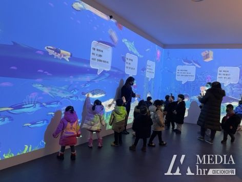 아이들이 수상한 바다탐험전 전시를 관람하고 있다