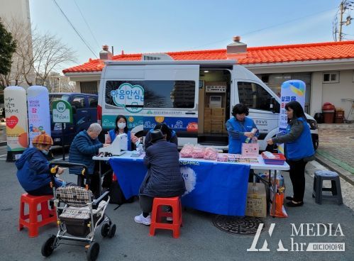 밀양시정신건강복지센터는 16일 가곡주공아파트에서 찾아가는 ‘마음안심버스’를 운영하고 있다.