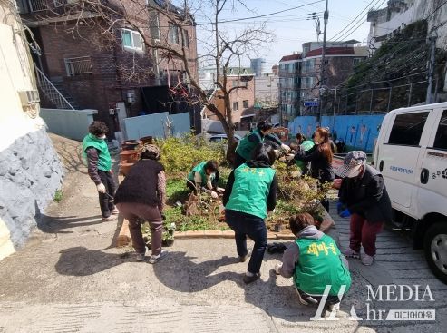 부산 동구 수정2동 봄 초화 식재 및 환경 정비 실시