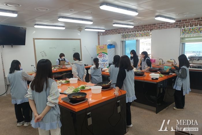 지난 3월 초 진행된 ‘꿈꾸는 우리’ 퓨전요리 강의 모습