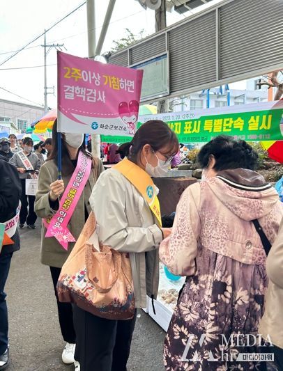화순군은 결핵에 대한 인식개선과 사회적 분위기 조성을 위해 거리에서 홍보 캠페인을 전개했다.