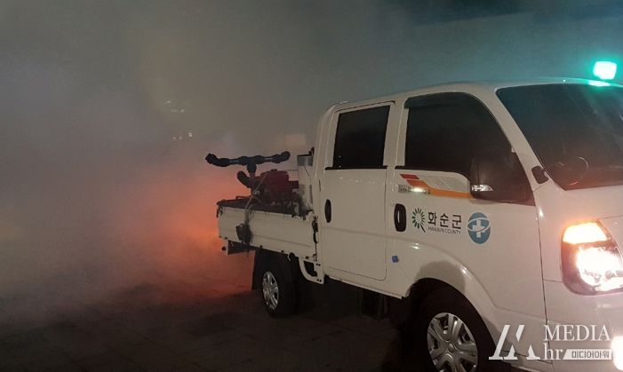 보건소 방역차량이 취약지 방역·소독을 실시하고 있다.