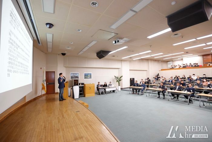 이상일 용인특례시장이 지난 24일 용인도시공사 직원 70여명을 대상으로 그림과 화가 등에 대한 특강을 했다.