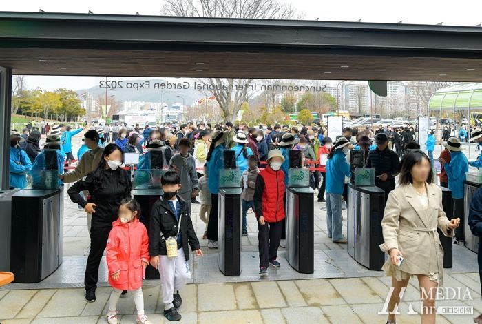 25일 열린 2023순천만국제정원박람회 프레오픈 행사에 관람객들이 입장하고 있다