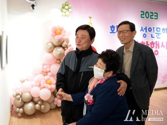 2023 화천군 성인문해교육 입학 행사가 지난 31일 화천국민문화체육센터에서 최문순 군수를 비롯한 수강생 60여 명이 참여한 가운데 열렸다