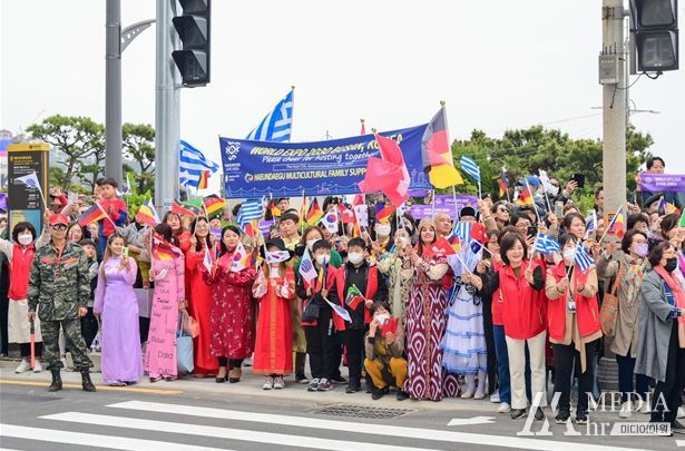 세계전통의상 착용 환영 인파