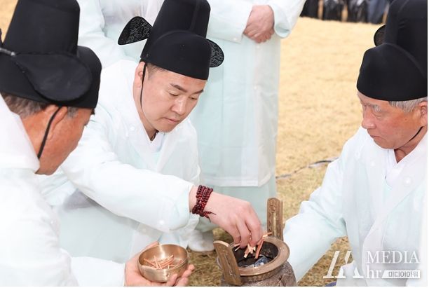 연산군 청명제향에서 오언석 도봉구청장이 향을 올리고 있다