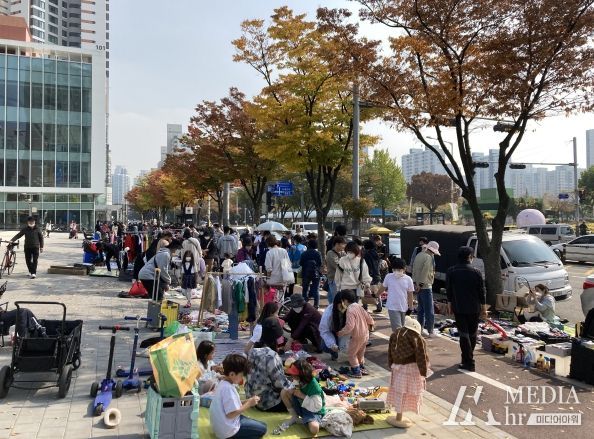 부천시청 잔디마당 앞 인도에서 열린 토요나눔장터에서 시민들이 물건을 둘러보고 있다