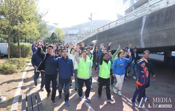 광명시는 지난 8일 오전 9시 광명스피돔 광장에서 ‘2023년 시민과 동행하는 건강 걷기대회’를 광명시민 800여 명이 참여한 가운데 성황리에 개최했다