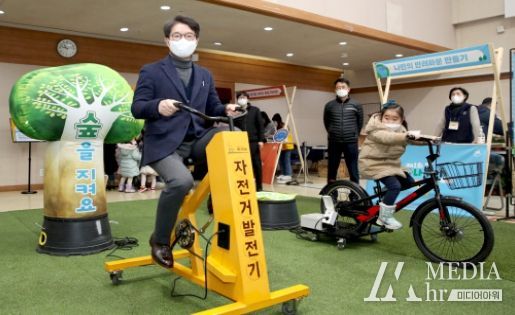 지난해 개최된 제1회 하나뿐인 지구 행사에서 정원오 구청장이 자전거 발전기를 돌리고 있다.