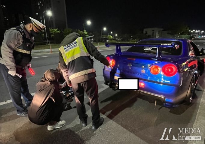 불법으로 개조한 자동차에 대한 단속 장면