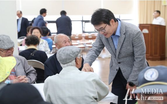 지난 어버이날 행사에서 정원오 구청장이 어르신과 반갑게 인사하고 있다.