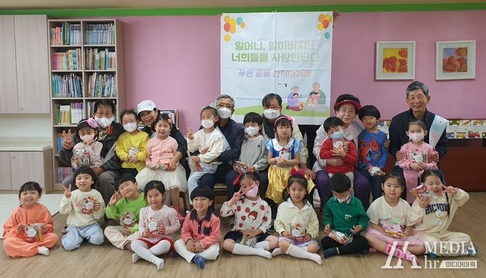 계룡시노인복지관, 어린이날 맞아 ‘푸른 꿈 전달식’ 열어