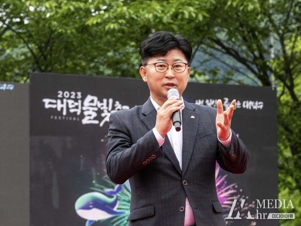 지난 7일 대청호‘2023 대덕물빛축제’ 폐막식에서 최충규 대덕구청장이 인사말을 전하고 있다.