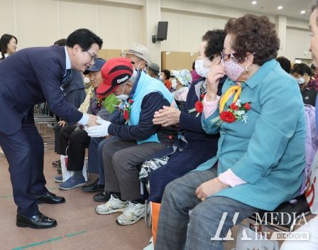심덕섭 고창군수, 카네이션 달아드리며 “어버이 은혜 감사”