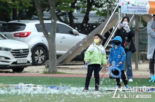 아이들이 청자골 어린이한마당 잔치에서 즐거운 시간을 보내고 있다.