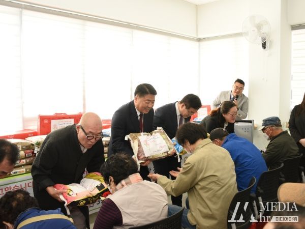 부산 남구 문현노인복지관 어버이날 후원물품 전달