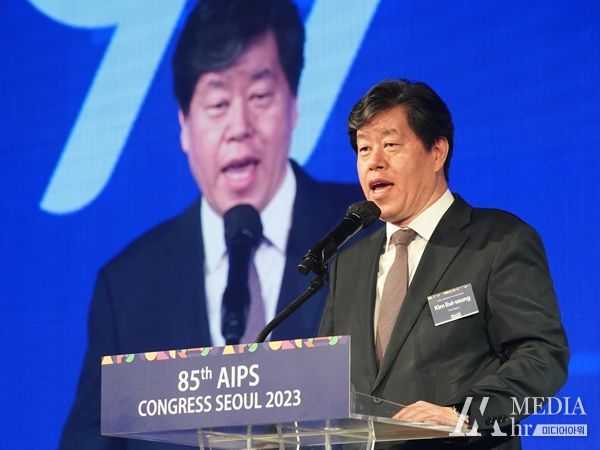 총회 환영 만찬에서 환영사를 하고 있는 김의승 서울시 행정1부시장