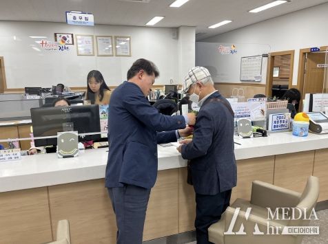 김천시 지좌동, 어버이날 카네이션 달아주기