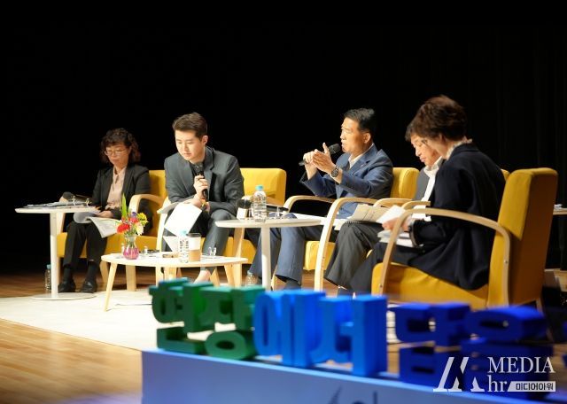 이승로 성북구청장이 '아이행복’ 주제로 진행한 현장구청장실에서 주민제안에 대해 답변하고 있다.