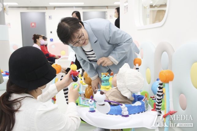 이순희 강북구청장이 공동육아나눔터를 방문한 영아와 눈인사를 하고 있다