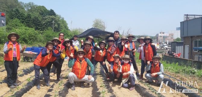 복지사각지대 이웃을 돕기 위해 처인구 양지면 주민자치위원회가 진행한 고구마 파종 행사