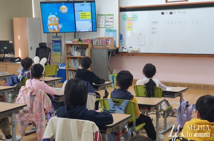 관내 초등학교 1학년 학생들이 ‘외계인의 도로명주소로 길찾기’ 영상을 시청하고 있다.
