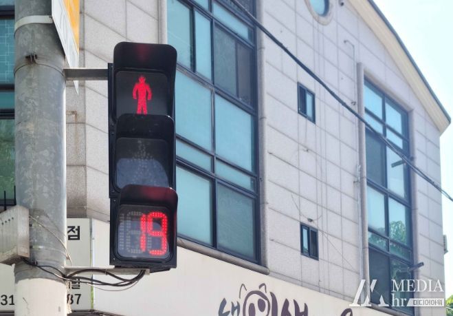 기흥구가 보행량이 많은 6곳에 보행신호등 적색잔여시간 표시기를 설치했다고 11일 밝혔다