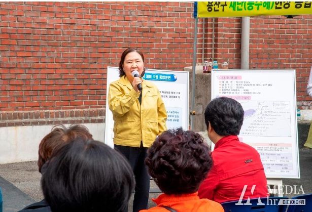 지난 9일 원효빗물펌프장에서 2023년 풍수해 대비 민관합동훈련 종료 후 김선수 용산구청장 권한대행이 총평을 하고 있다