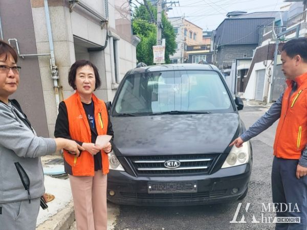 대전 대덕구 세원관리과 주무관들이 체납 차량 번호판을 영치하고 있다.