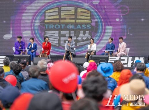 여수시 남면에서는 지난달 22일 많은 주민들이 참여한 가운에 제7회 남면 화합한마당과 방풍축제를 열었다.