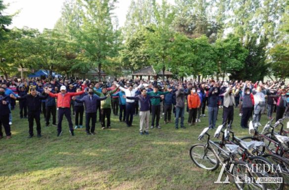 성낙인 군수와 면민들이 스트레칭을 하고 있다.