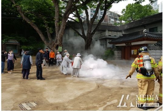성동구가 옥수동에 위치한 미타사에서 2023년 문화재 소방훈련을 실시했다.