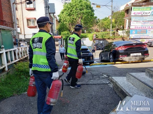 폐소화기를 수거하는 산본1동 경기행복마을관리소