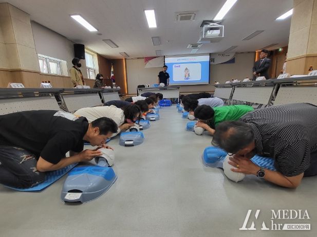 장기동 통장단협의회는 지난 11일 생명을 살리는 심폐소생술 응급처치 교육을 받았다.