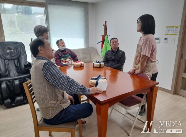 운양동에 있는 반도6차 아파트의 마을공동체 3GO 회원들이 경로당 회원들과 함께 영양도시락을 만들어 주변 어르신들에게 전달하는 훈훈한 행사를 펼쳤다.