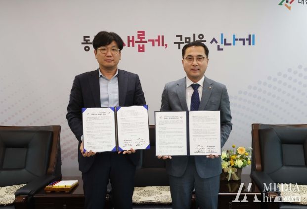 박희조 동구청장(사진 왼쪽)이 이승민 신흥SK뷰 입주자대표회의 회장과 다함께 돌봄센터 설치 업무 협약 후 기념촬영을 하고 있다.