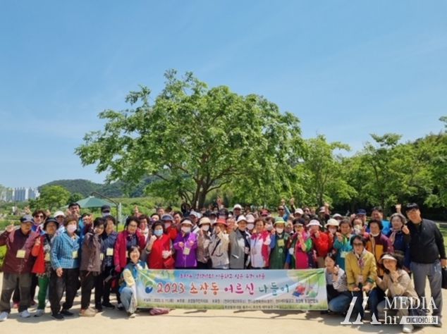 초장동 주민자치위원회, '2023 초장동 어르신 나들이'지원