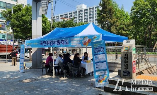 대구고용복지플러스센터가 주최하고 수성여성클럽·수성여성새로일하기센터가 함께한 ‘국.취.로 마켓데이’가 지난 11일 수성구 시지누리어린이공원(신매역 6번출구)에서 열리고 있다.