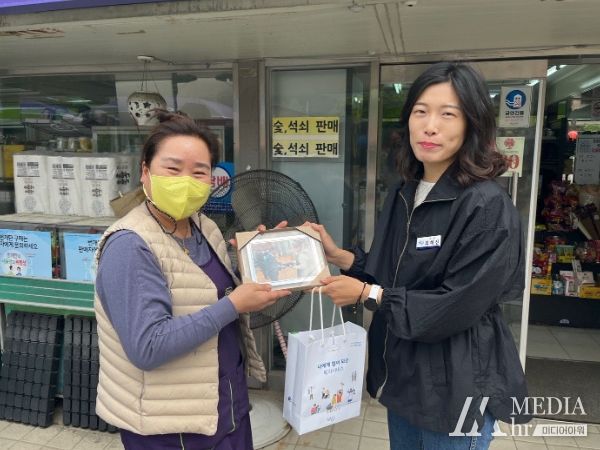 양구군 방산면, 포상수상자에게 기념 액자 제공