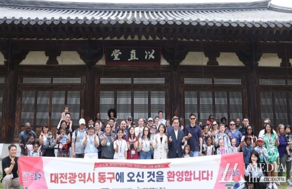 참가자들과 기념촬영 하고 있는 모습