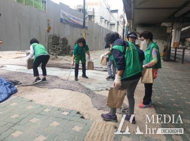 지난 18일 성북구 월곡2동 새마을 3개 단체가 ‘줍깅’ 행사를 통해 거리 환경정비에 나섰다.