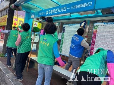 여수시 시전동 새마을회는 지난 19일 신기동 버스 승강장 10곳을 청소했다.