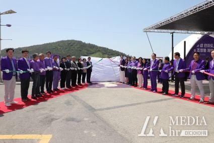 ‘양평의 섬 안좌도’ 상징조형물 제막식 기념촬영을 하고 있다.