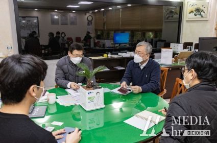 2023년 재난관리평가 현장 인터뷰 모습(김경호 구청장이 평가단의 질문에 답변하며 소통하고 있다)