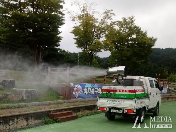 화천군 보건의료원이 하절기를 맞아 감염병 예방을 위한 특별 방역을 진행하고 있다