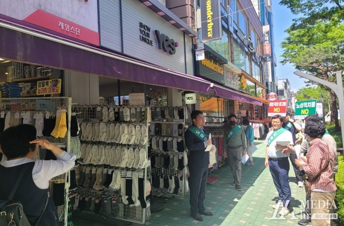 목포시가 깨끗하고 안전한 인도를 조성하기 위해 상가를 찾아 노상적치물 자진정비 캠페인을 펼쳤다.