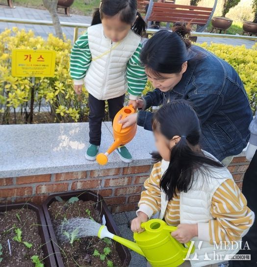 광양용강도서관, 가족 소통 체험 '도서관 텃밭 놀이터' 성료